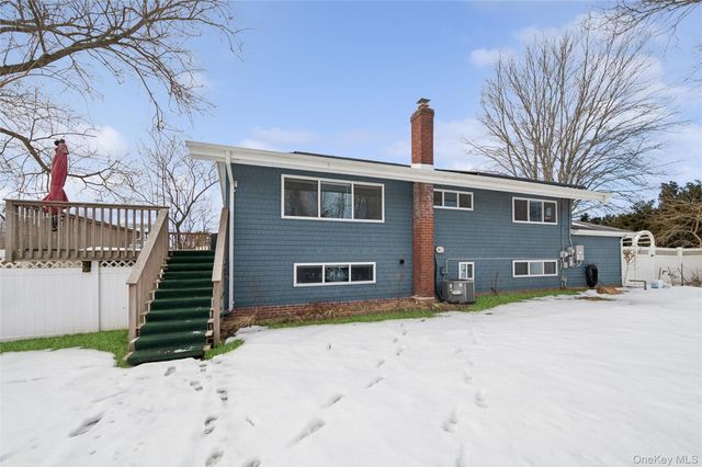 21 Amboy Road, Oakdale, NY 11769