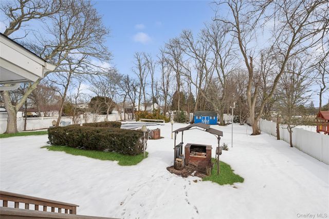 21 Amboy Road, Oakdale, NY 11769