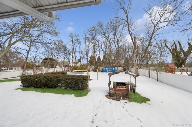 21 Amboy Road, Oakdale, NY 11769