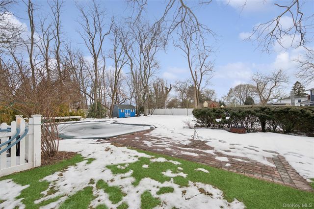 21 Amboy Road, Oakdale, NY 11769