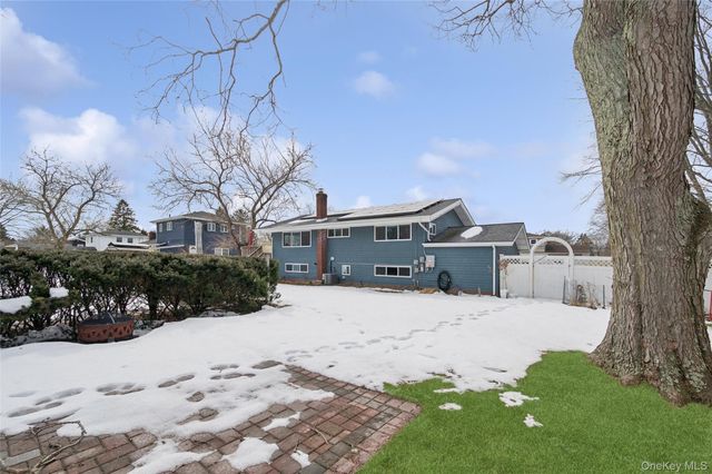 21 Amboy Road, Oakdale, NY 11769