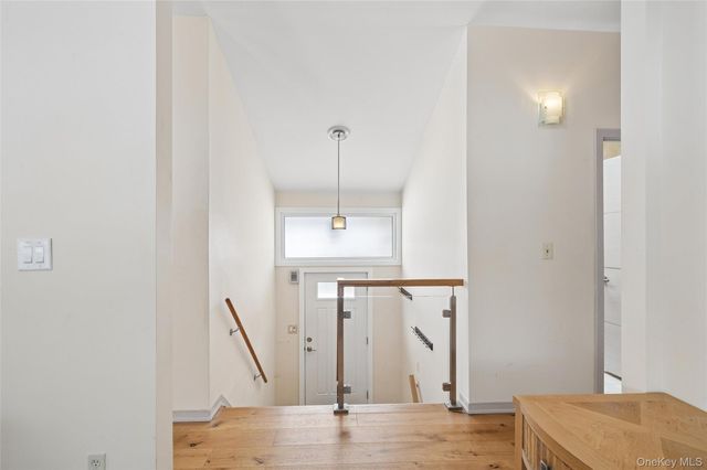 21 Amboy Road, Oakdale, NY 11769