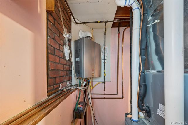 21 Amboy Road, Oakdale, NY 11769