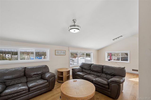 21 Amboy Road, Oakdale, NY 11769