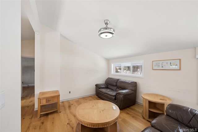 21 Amboy Road, Oakdale, NY 11769