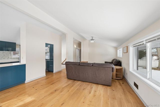 21 Amboy Road, Oakdale, NY 11769