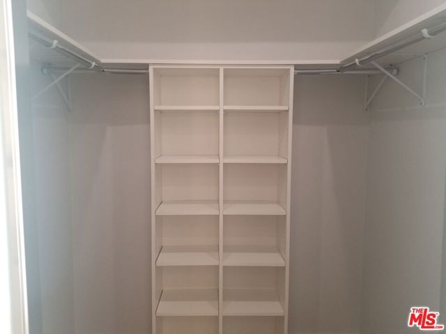 555 S Barrington Avenue 513, Los Angeles, CA 90049