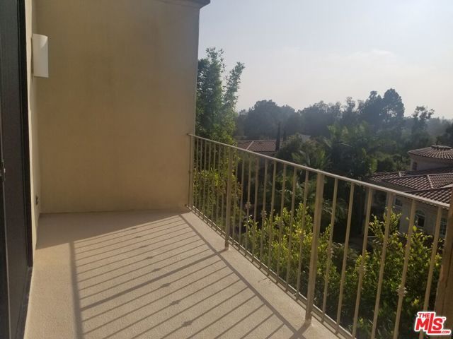 555 S Barrington Avenue 513, Los Angeles, CA 90049