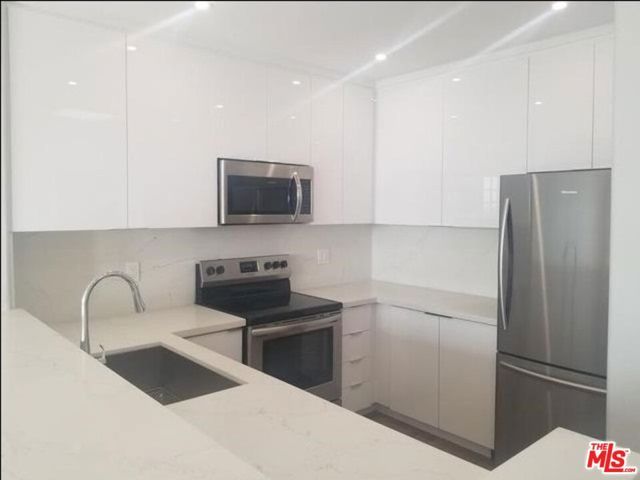 555 S Barrington Avenue 513, Los Angeles, CA 90049