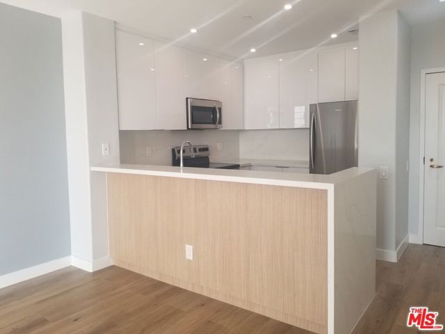 555 S Barrington Avenue 513, Los Angeles, CA 90049