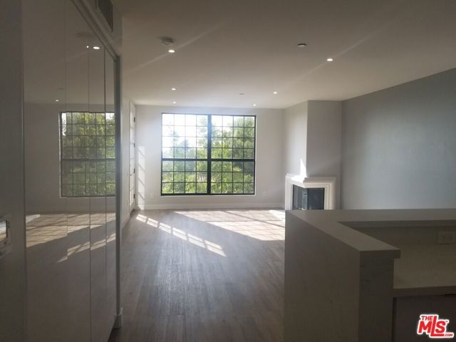 555 S Barrington Avenue 513, Los Angeles, CA 90049