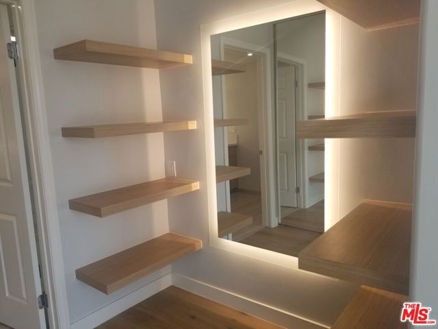 555 S Barrington Avenue 513, Los Angeles, CA 90049