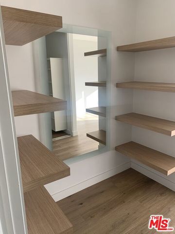 555 S Barrington Avenue 513, Los Angeles, CA 90049