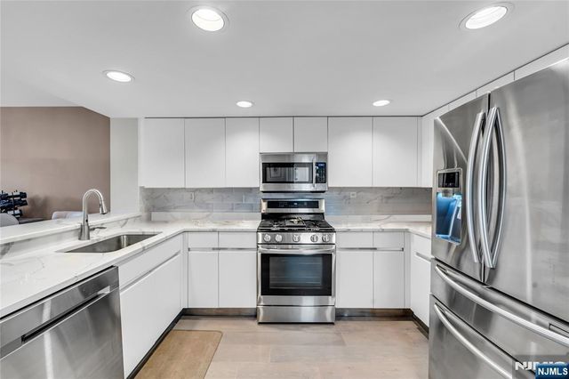 309 Hancock Court M309, Edgewater, NJ 07020