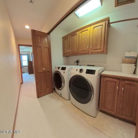1013 S Lallendorf Road, Oregon, OH 43616