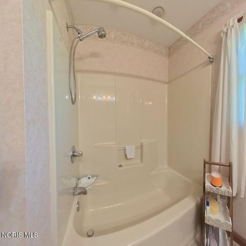 1013 S Lallendorf Road, Oregon, OH 43616