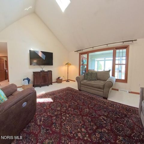 1013 S Lallendorf Road, Oregon, OH 43616