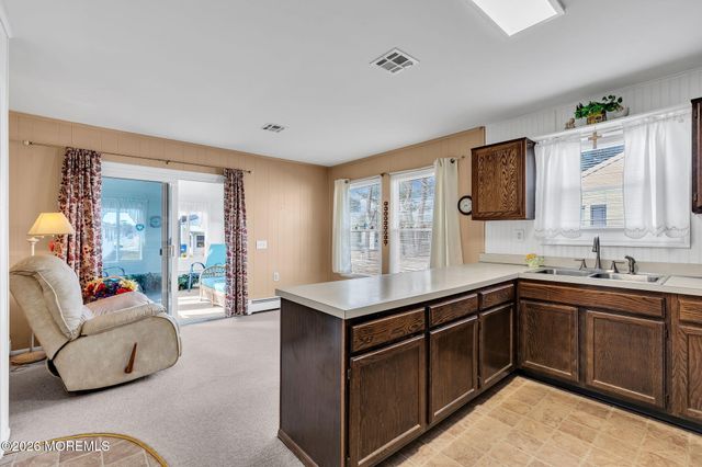 8 Redlands Court, Toms River, NJ 08757