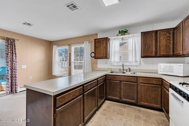 8 Redlands Court, Toms River, NJ 08757