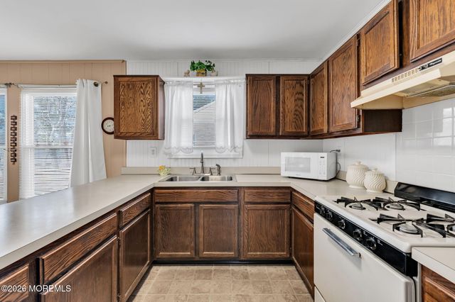 8 Redlands Court, Toms River, NJ 08757