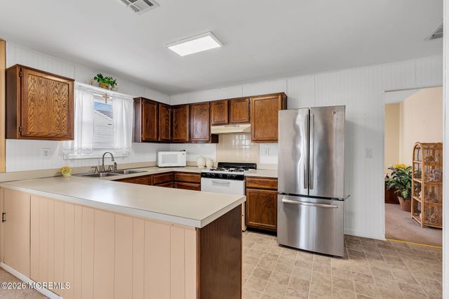 8 Redlands Court, Toms River, NJ 08757