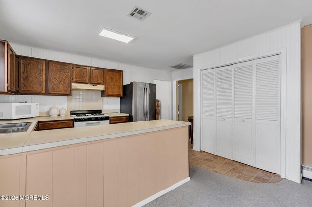 8 Redlands Court, Toms River, NJ 08757