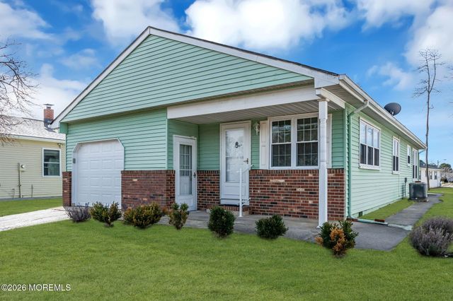 8 Redlands Court, Toms River, NJ 08757