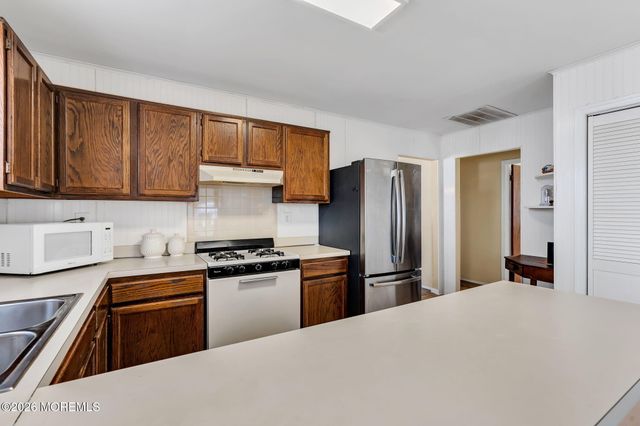 8 Redlands Court, Toms River, NJ 08757