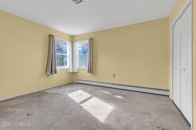 8 Redlands Court, Toms River, NJ 08757