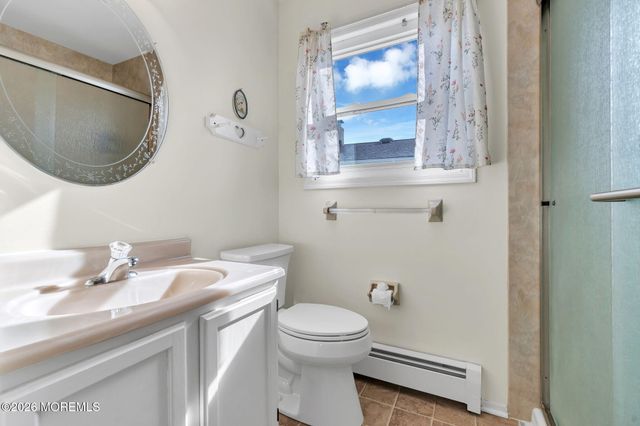 8 Redlands Court, Toms River, NJ 08757