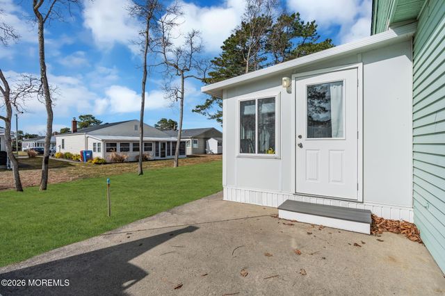 8 Redlands Court, Toms River, NJ 08757