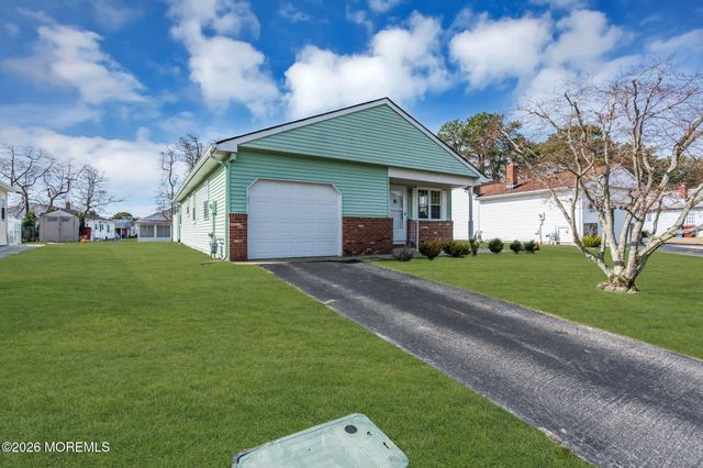 8 Redlands Court, Toms River, NJ 08757