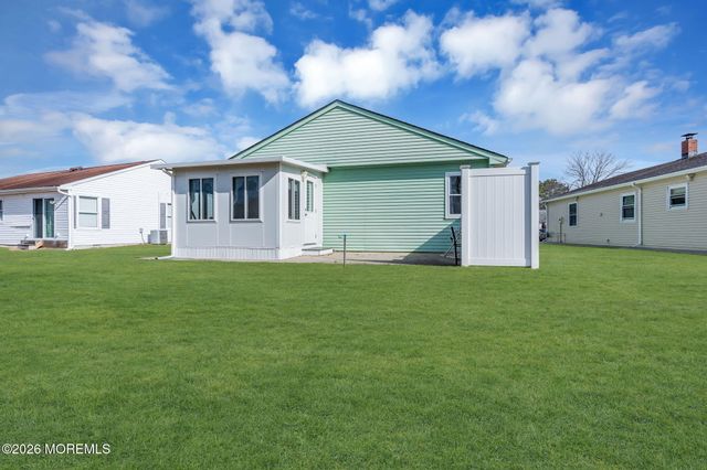 8 Redlands Court, Toms River, NJ 08757