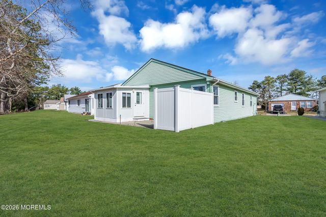 8 Redlands Court, Toms River, NJ 08757