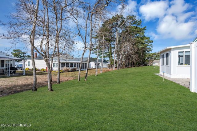 8 Redlands Court, Toms River, NJ 08757