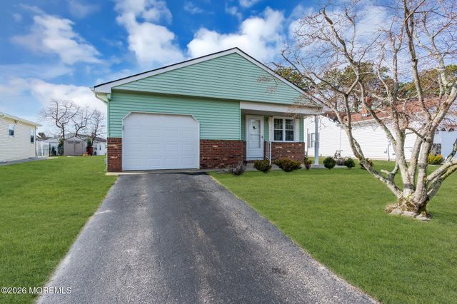 8 Redlands Court, Toms River, NJ 08757