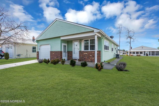 8 Redlands Court, Toms River, NJ 08757