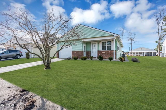 8 Redlands Court, Toms River, NJ 08757