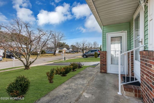 8 Redlands Court, Toms River, NJ 08757