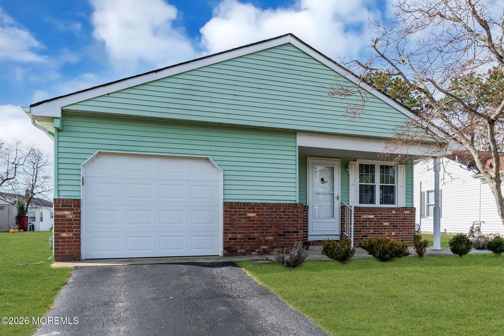 8 Redlands Court, Toms River, NJ 08757