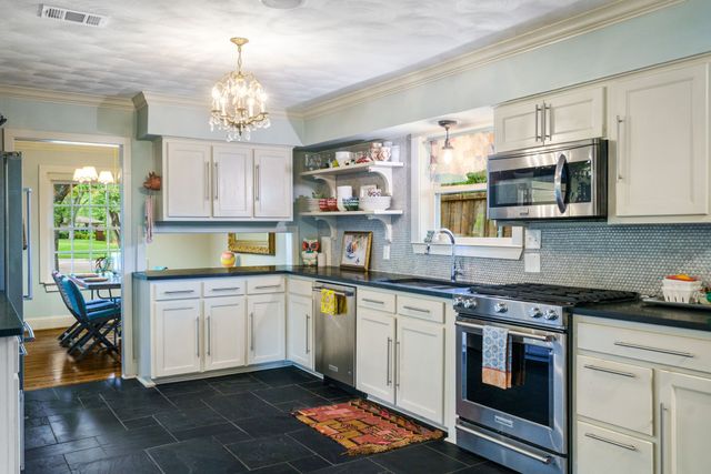 911 Saint Lukes Drive, Richardson, TX 75080