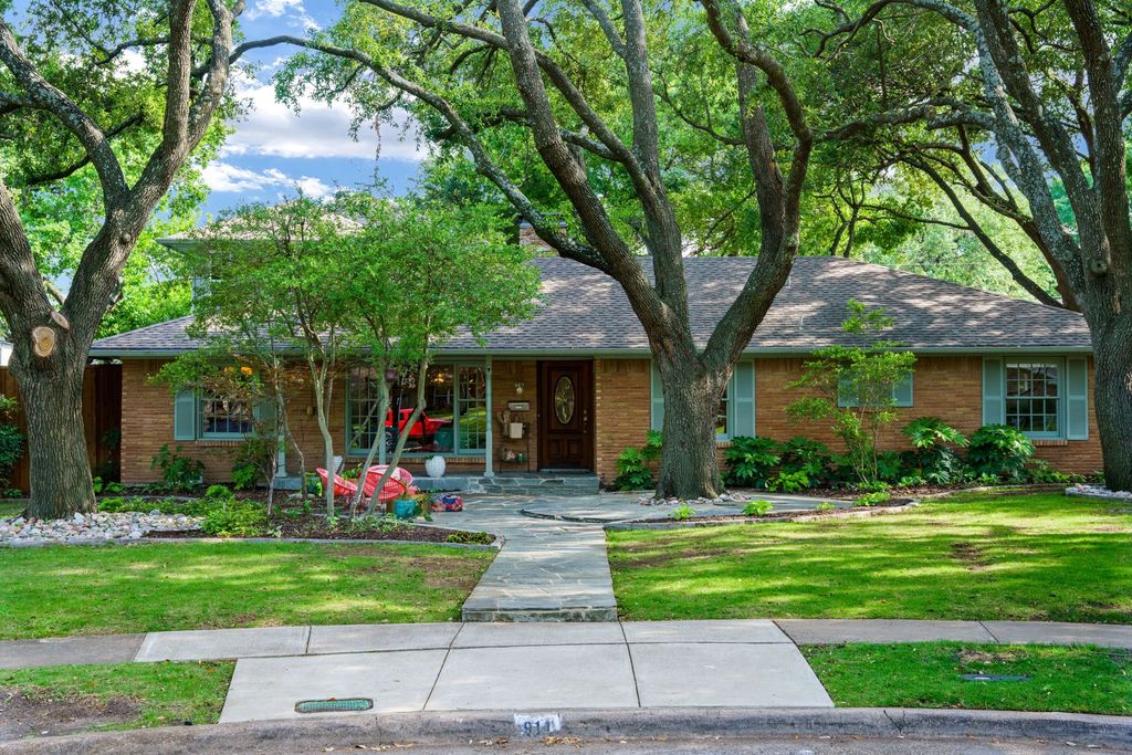 911 Saint Lukes Drive, Richardson, TX 75080