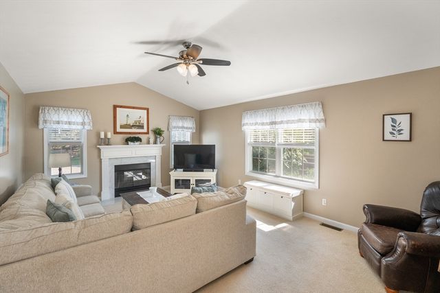 1 Lynne Cir, Plymouth, MA 02360