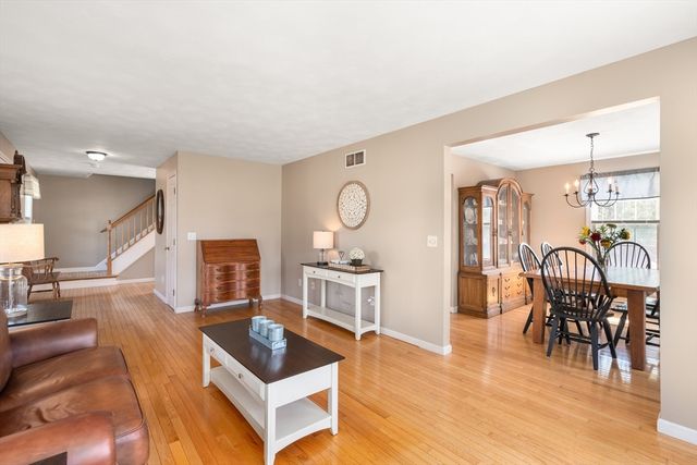 1 Lynne Cir, Plymouth, MA 02360