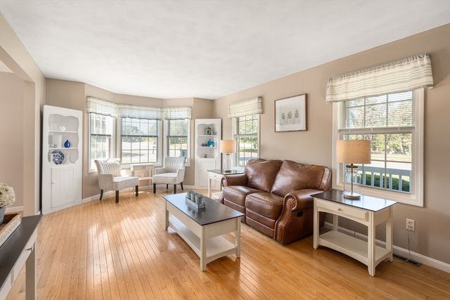 1 Lynne Cir, Plymouth, MA 02360