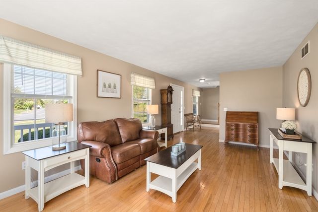 1 Lynne Cir, Plymouth, MA 02360