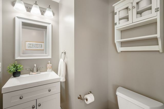 1 Lynne Cir, Plymouth, MA 02360
