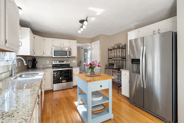 1 Lynne Cir, Plymouth, MA 02360