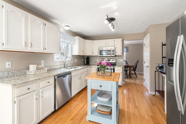 1 Lynne Cir, Plymouth, MA 02360