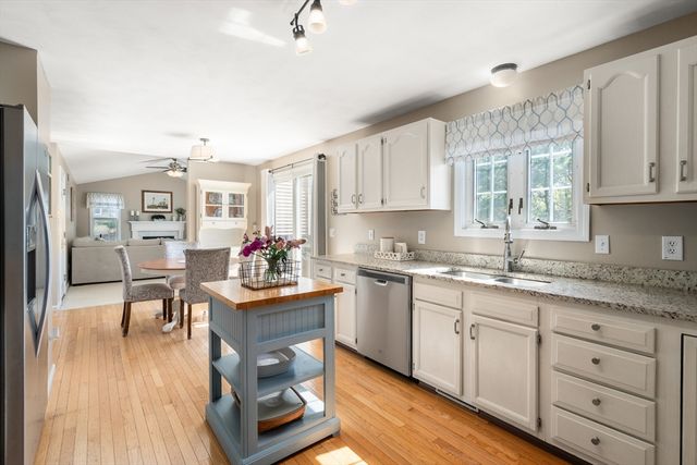 1 Lynne Cir, Plymouth, MA 02360